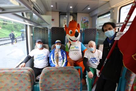 KLJUB KISLEMU VREMENU JE SLOVENSKA OLIMPIJSKA BAKLA V BOROVNICO PRINESLA OLIMPIJSKI ŽAR 4